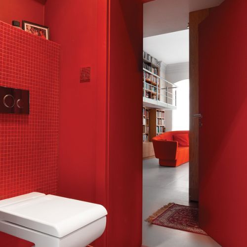 W łazience ściany zastąpiły szklane tafle, które robią wrażenie tajemniczej głębi.