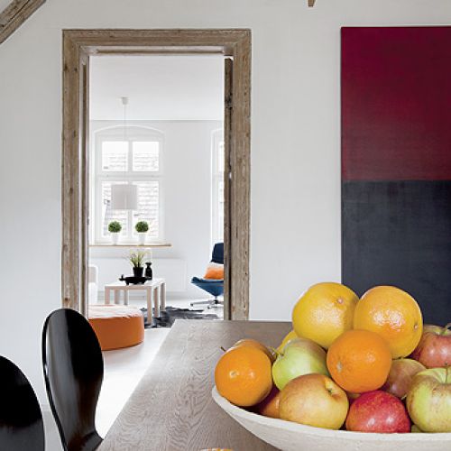 W mieszkaniu jest dużo sklejki, nowoczesnego malarstwa i  ręcznych robótek gospodarza.