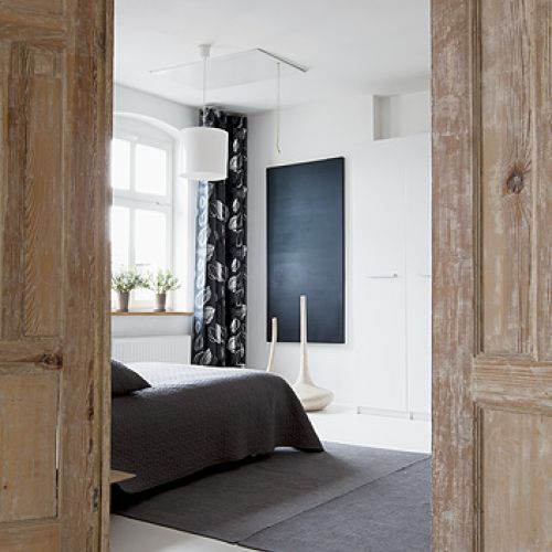 W mieszkaniu jest dużo sklejki, nowoczesnego malarstwa i  ręcznych robótek gospodarza.