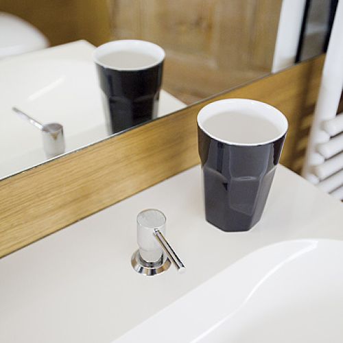 W mieszkaniu jest dużo sklejki, nowoczesnego malarstwa i  ręcznych robótek gospodarza.