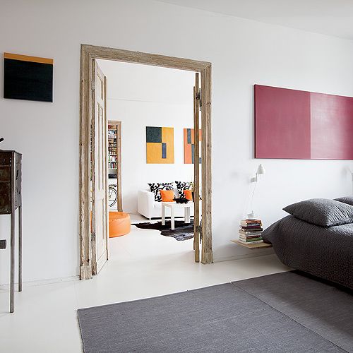 W mieszkaniu jest dużo sklejki, nowoczesnego malarstwa i  ręcznych robótek gospodarza.