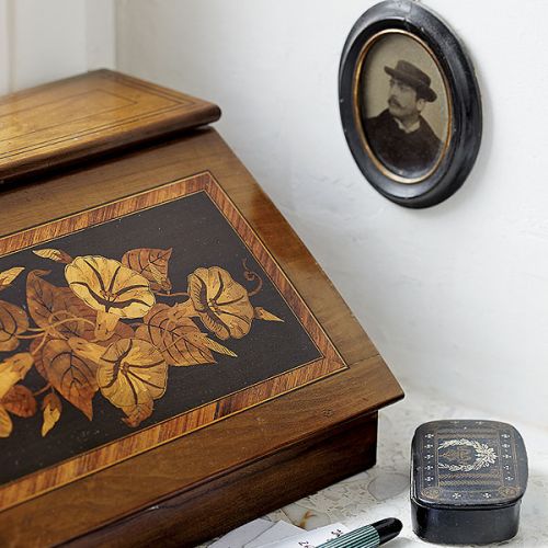 W mieszkaniu jest sporo starych drobiazgów, pamiątek po rodzinie.