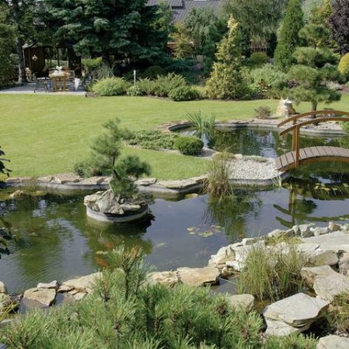 W ogrodzie japońskim nie może zabraknąć wody, która wnosi życie, i kamieni symbolizujących niezmienność i