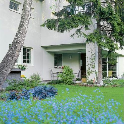 W ogrodzie piękne soczyste kolory. Artdekowska willa