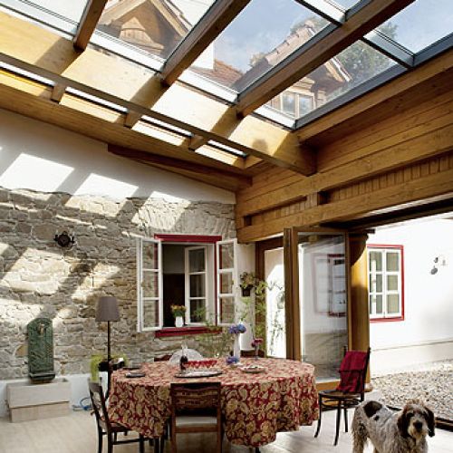 W olbrzymich salach wszytkie meble i bibeloty wydawały się za małe. Dostatecznie duże trzeba było przywieźć aż z Long Island.