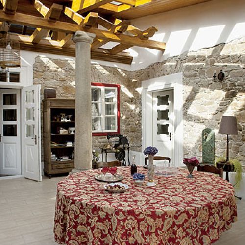 W olbrzymich salach wszytkie meble i bibeloty wydawały się za małe. Dostatecznie duże trzeba było przywieźć aż z Long Island.