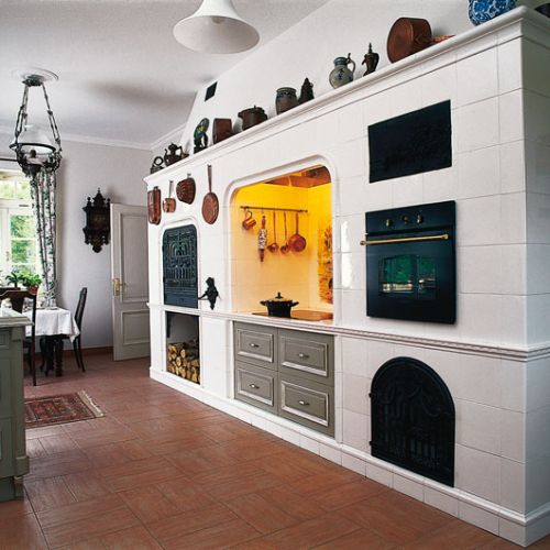 W pałacowej niemal kuchni oryginalny piec z obrotowym rożnem wielkim jak na prosiaka.