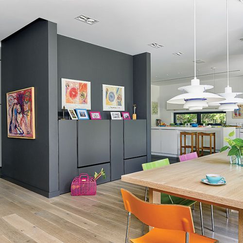 W pomysłowej szafie-kostce ukryta jest toaleta. Od strony jadalni znalazło sie też miejsce na szafki.