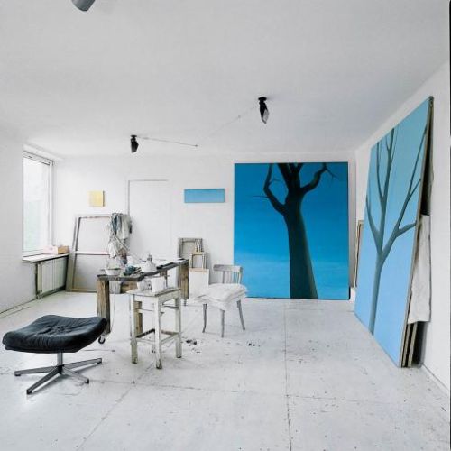 W pracowni prezentują się obrazy Beaty Stankiewicz.