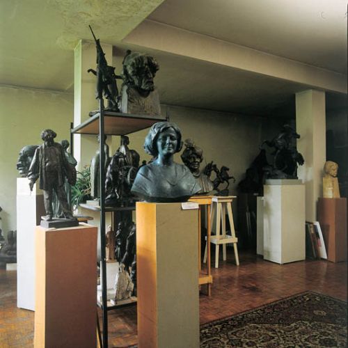 W pracowni profesora Koniecznego mieści się także galeria jego rzeźb, a dokładnie gipsowych modeli, które