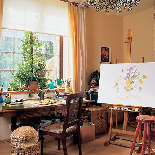 W pracowni stoi stare biurko. Pejzaż wymyślony przy sztalugach