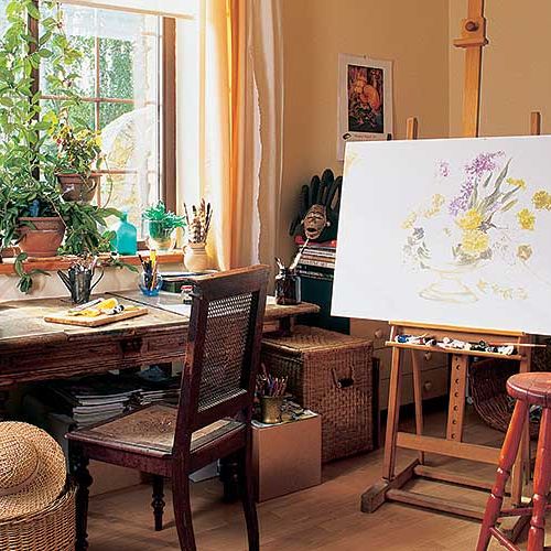 W pracowni stoi stare biurko. Pejzaż wymyślony przy sztalugach