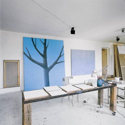 W pracowni znajduje się drewniany stół na kółkach.