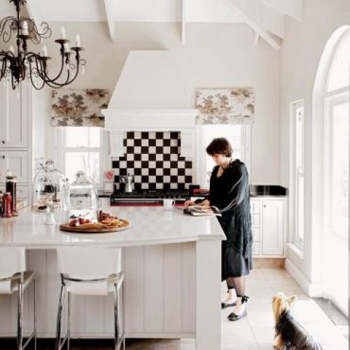 W przestronnej kuchni nie mogło zabraknąć wyspy.