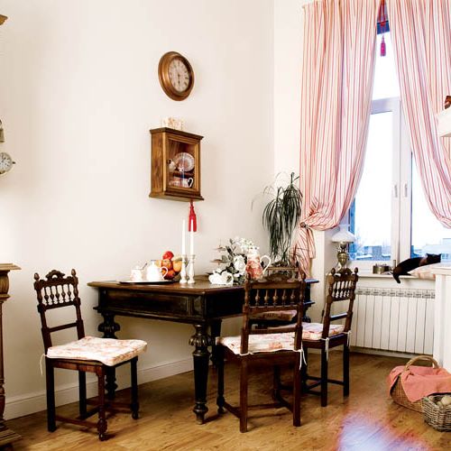 W przestronnej kuchni znalazło się miejsce na jadalnię (stół w kształcie trapezu, choć to antyk, okazał