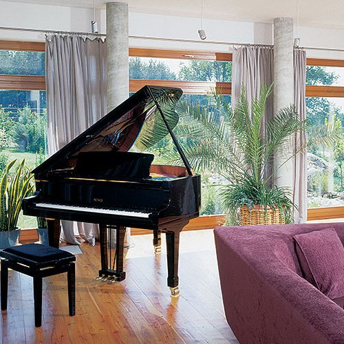 W przestronnym salonie stoi fortepian.
