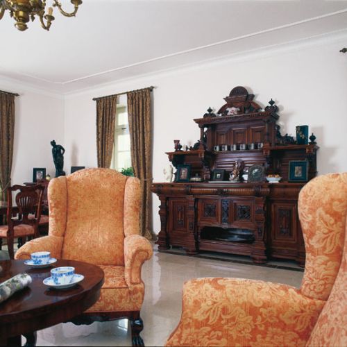 W przestronnym salonieantyki nie przytłaczają. Nawet rzeźbiony kredens po przodkach, który w blokowym mieszkaniu