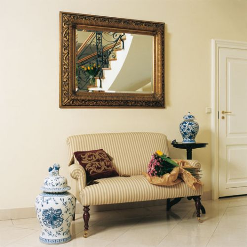 W reprezentacyjnym holu nie brakuje miejsc, w których można się zatrzymac, na chwilę przysiąść.