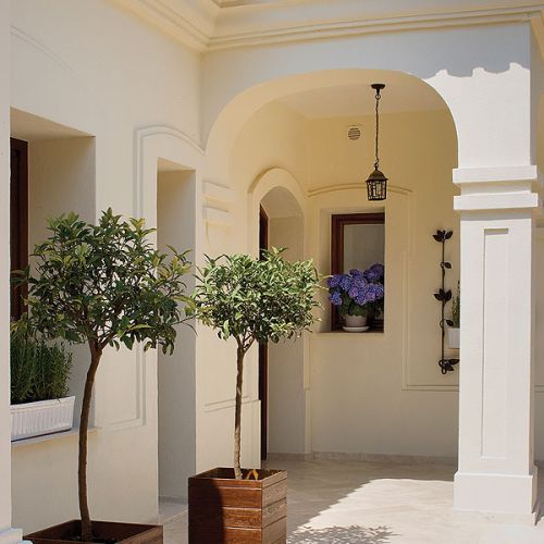 W rezydencji czuje się styl śródziemnomorski.