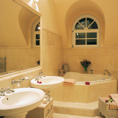 W rezydencji znajduje się kilka łazienek. Ta przylega do sypialni gospodarzy