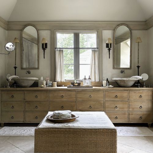 W roli umywalek stare tureckie naczynia. Pleciona otomana z The Wicker Works.