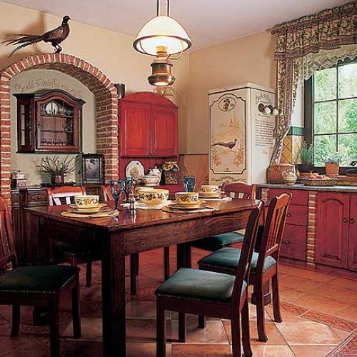 W rustykalnej kuchni znajdziemy ceglane elementy.