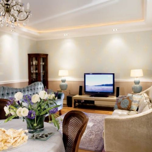 W salonie dwie kanapy zaprojektowane przez Małgosię Kalitę. Mają inny kolor i ksztalt, ale obydwie