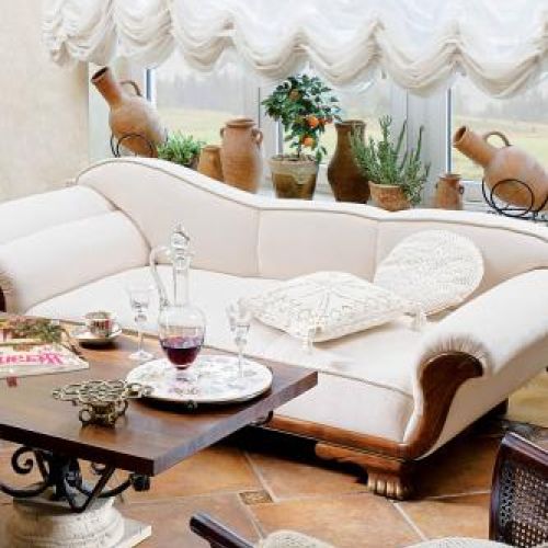 W salonie gliniane naczynia. Rezydencja w mieszkaniu