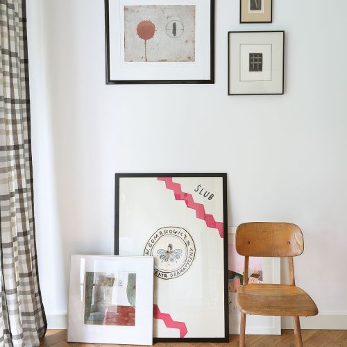 W salonie grafiki Stanisława Fijałkowskiego oraz plakaty Andrzeja Pągowskiego i Henryka Tomaszewskiego.