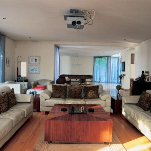 W salonie identyczne kanapy ustawione naprzeciwko siebie.