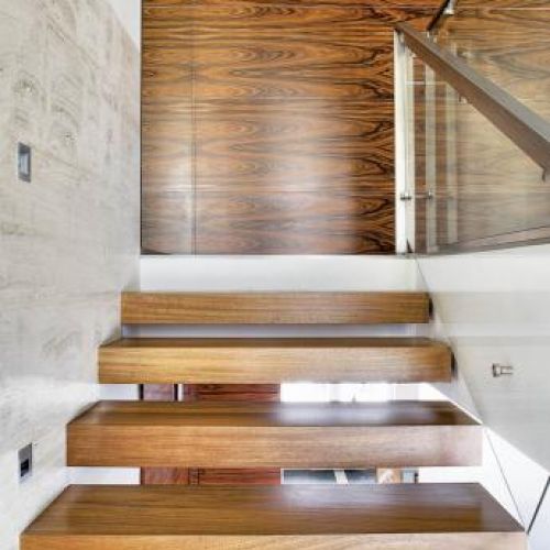 W salonie, na środku była kiedyś klatka z kręconymi schodami i szpetnymi poręczami z drutu.