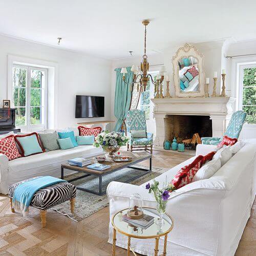 W salonie na wzór francuski zostały zrobione mozaiki ze szczotkowanego dębu.