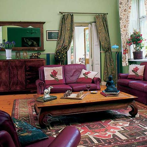 W salonie skórzane kanapy i niski stolik.