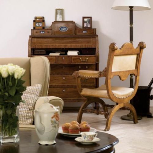 W salonie stoi sekretarzyk. Przedwojenna willa z pamiątkami