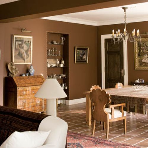 W salonie uwagę przyciąga kolekcja obrazów, sreber i innych wiekowych drobiazgów.