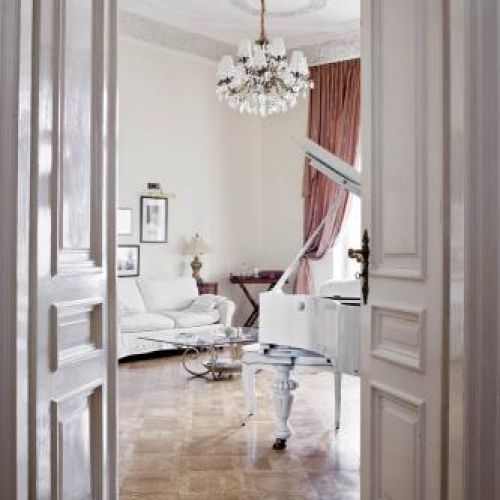 W salonie wisi kryształowy żyrandol.