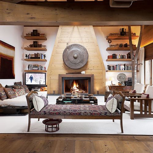 W salonie wisi świątynny gong z Bali, a na kuchennej ławie stoi kamienna rzeźba z indonezyjskiej wyspy Lombok.