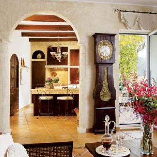 W salonie zdobiony drewniany zegar. Rezydencja w mieszkaniu