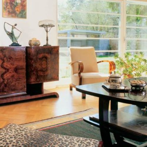 W salonie znajdziemy kilka akwarel przedstawiających bratki, ulubione kwiaty Marty. Na przykład obrazek Marii Pawlikowskiej