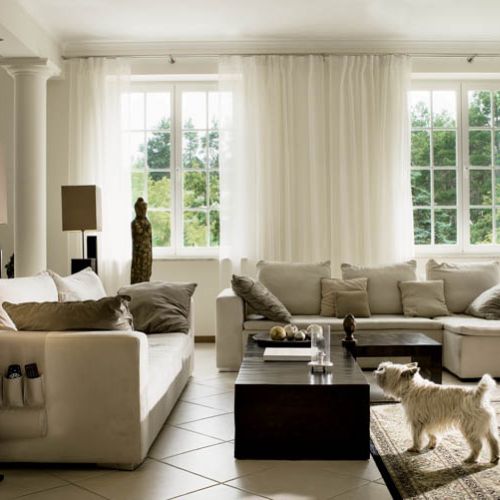 W salonie znalazlo się miejsce na trofea z podróży, głównie rzeźby - z Indii, Nepalu, Seszeli.