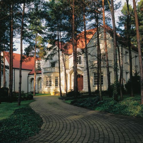 W sercu podwarszawskiego Konstancina jest pałacyk przypominający angielską wiejską rezydencję.