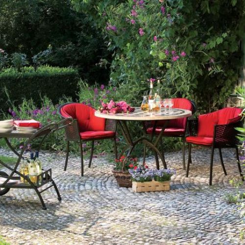 W sielskim ogrodzie tylko romantyczne meble Romeo - 6670 zł. KLUSEX