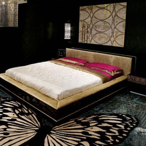 W stonowanym wnętrzu czasem potrzeba szczypty fantazji - tu do prostego łóżka wybrano dywan w kształcie motyla.