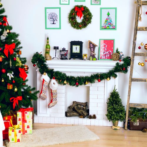 W stylu skandynawskim. Kominek w świątecznej oprawie