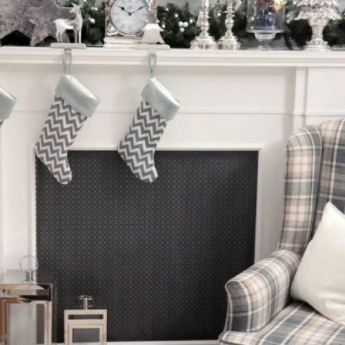 W stylu skandynawskim. Kominek w świątecznej oprawie