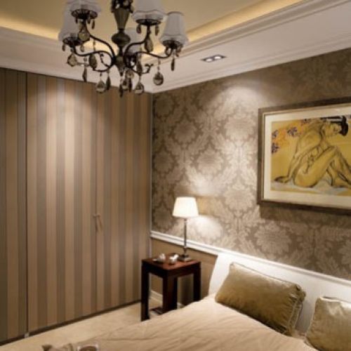 W sypialni krolują angielskie tapety, każda w innym stylu: ta w nowoczesne pasy kryje drzwi do garderoby, w lilie