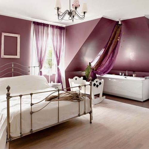 W sypialni obok łóżka gospodarze zamontowali wannę.