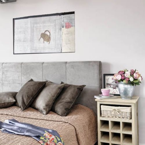 W sypialni państwa Baneckich vis-∫-vis łóżka wiszą dziecięce ubranka. Żaróweczki LED – oprawione w czarne