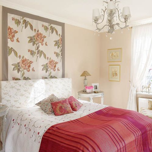 W sypialni także pojawiły się różowe akcenty w towarzystwie złamanych beżów.