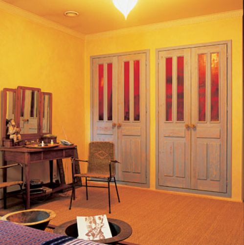 W sypialni tylko to, co potrzebne: zamiast łóżka - materac na podeście, poza tym toaletka i szafy schowane w ścianie.